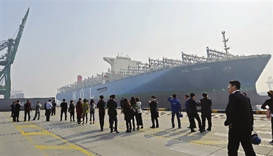 集装箱“巨无霸”首航 天津港接待能力上新台阶