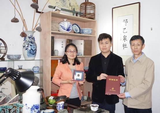 青年收藏家王舒乙向南开大学捐赠珍贵文物
