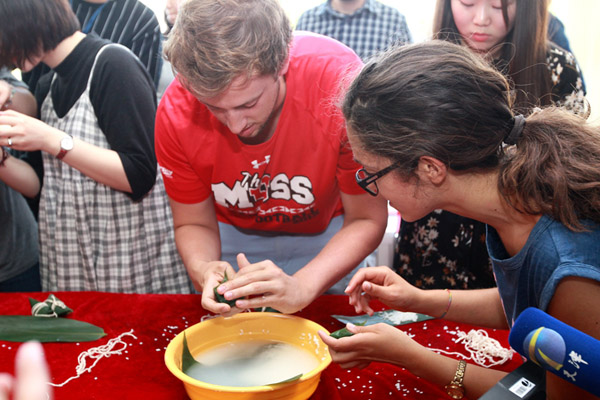 南开大学“洋学生”学包粽子迎端午 感受中国味道