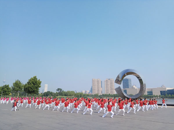 天津市河西区在文化广场 传“红色基因”聚“红色资源”育“红色氧吧”