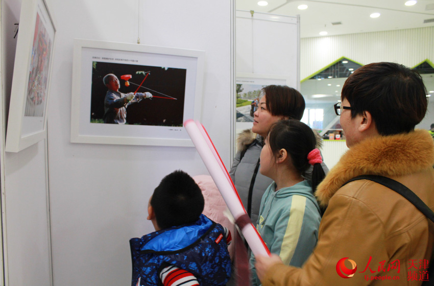 天津庆祝改革开放40周年图片展融入儿童画 见成就展未来